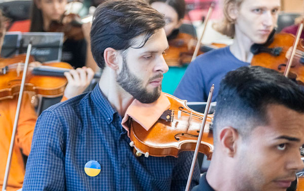 Ukrainian violinist plays