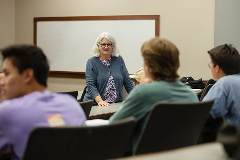 Nikki Kantelis teaching students